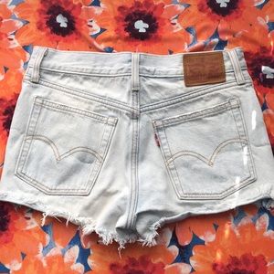 Size 25 high rise Levi’s shorts!